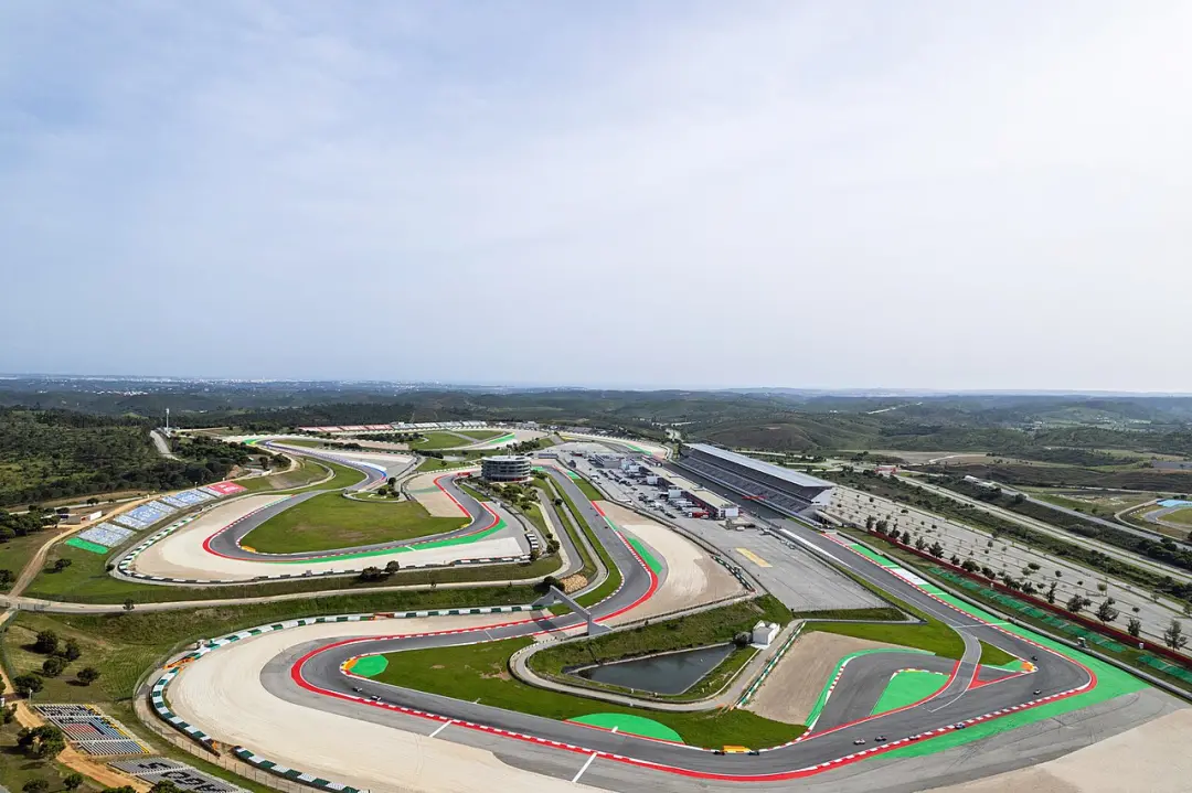 Jamie Chadwick rodou 32 voltas no Williams FW47 no Autódromo Internacional do Algarve. Isso gera dados importantes enqu…