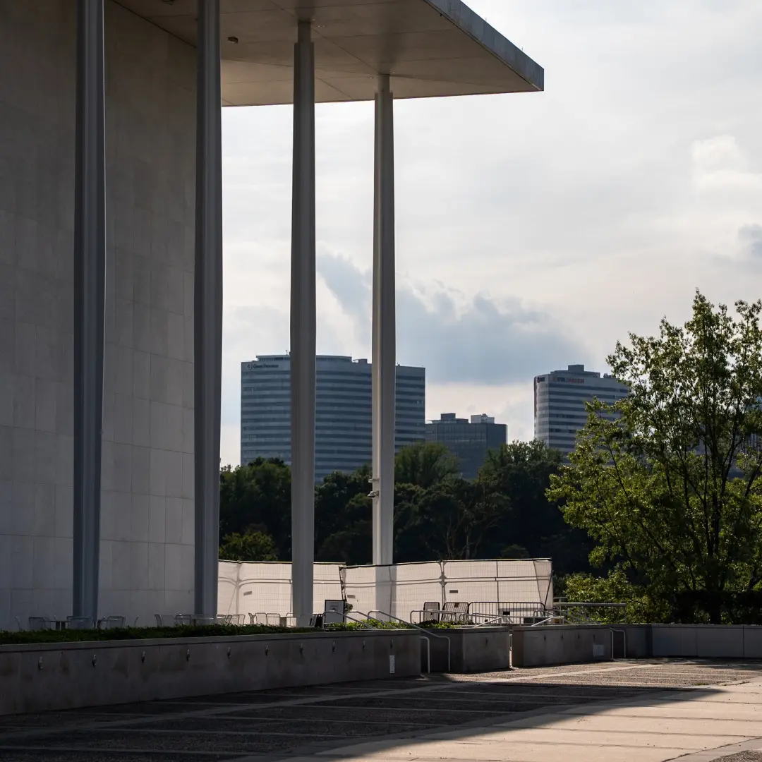 Kennedy Center, em Nova York, foi citado por ex-funcionários como tendo atrasado reparos contra vazamentos que agora sã…