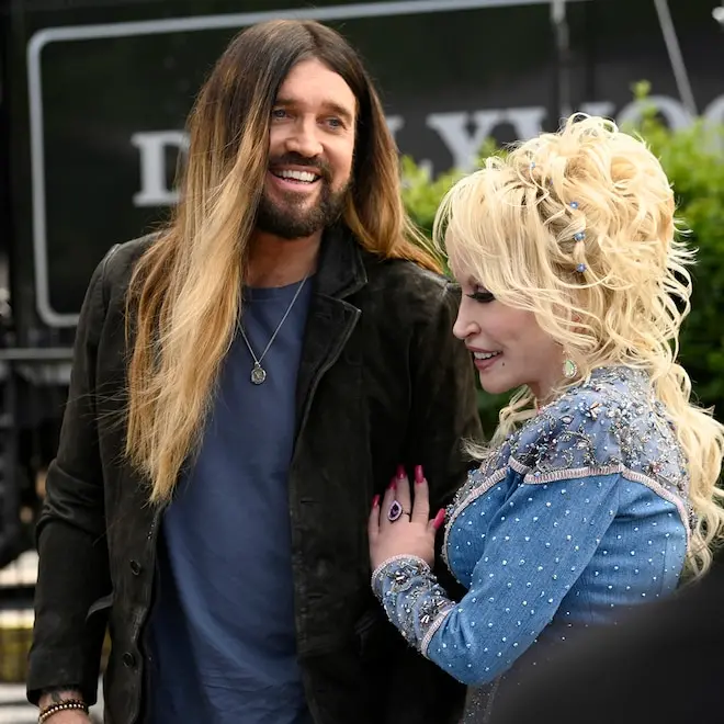 Billy Ray Cyrus compartilhou uma carta antiga de Dolly Parton um mês após o falecimento da colega. É um momento de lemb…