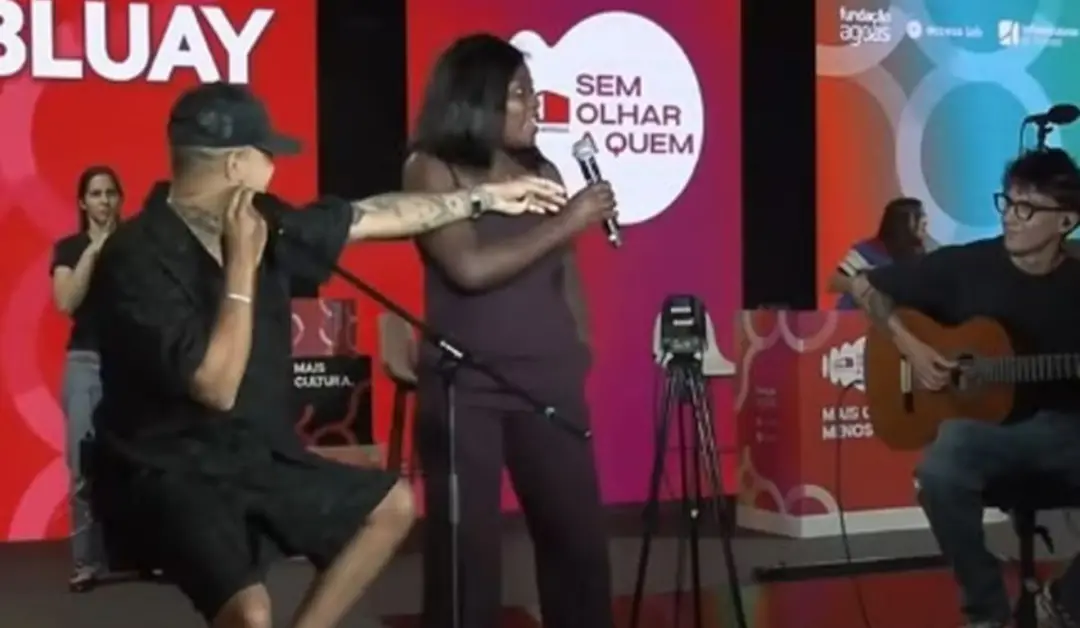 Lisboa, Portugal, viu uma mulher subir ao palco durante show do Bluay e improvisar cantando o que tem no carro. A parti…