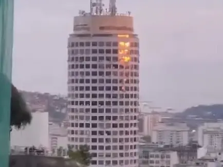 Bombeiros de Niterói foram acionados para um incêndio no shopping, mas o fogo não existia. A suspeita é que um vídeo de…