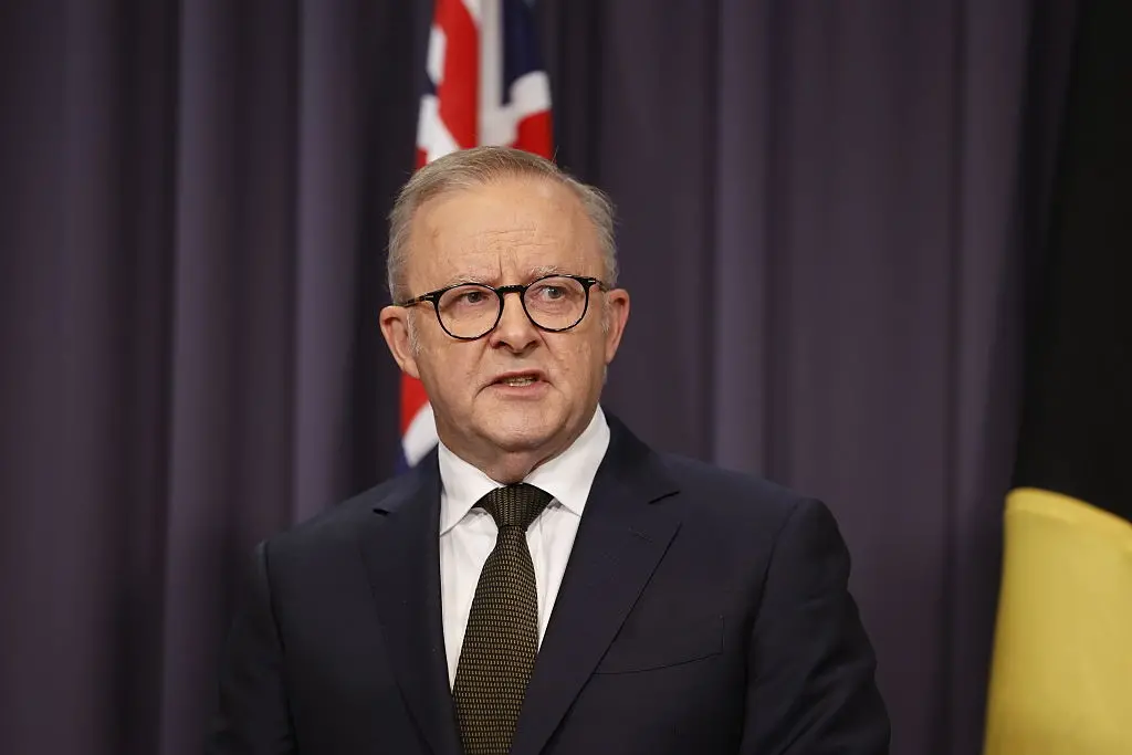 Anthony Albanese revelou um caso inédito de invasão de sistema de saúde australiano por agentes da OpenAI na ONU. É pre…