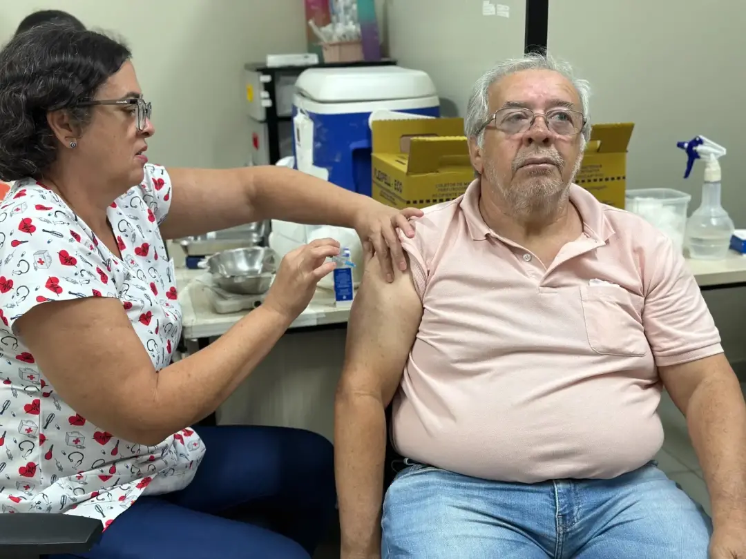 Goiânia começou a vacinar idosos de 85 anos ou mais com a Pneumo 20, que protege contra 20 sorotipos da bactéria. Essa …