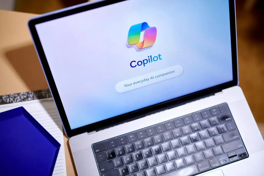 Microsoft unifica o Copilot em um produto focado no mercado corporativo, abandonando a estratégia de IA pessoal. Isso f…