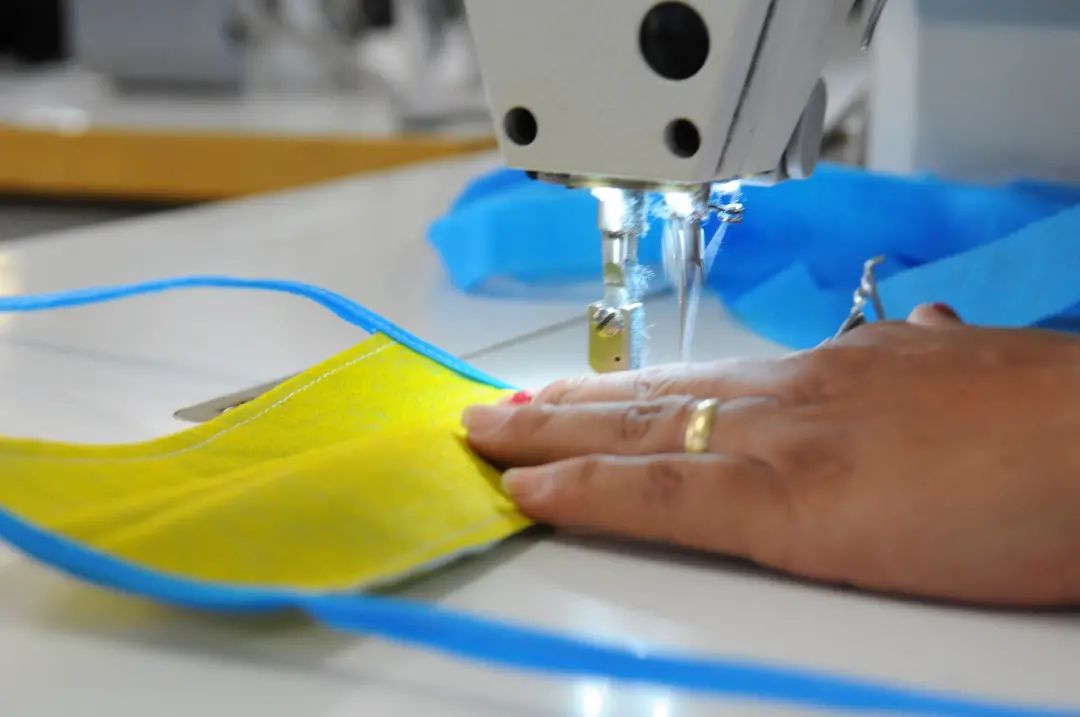 Projeto cria política para valorizar costureiras, considerando gênero e raça. Isso pode ajudar a formalizar quem hoje v…