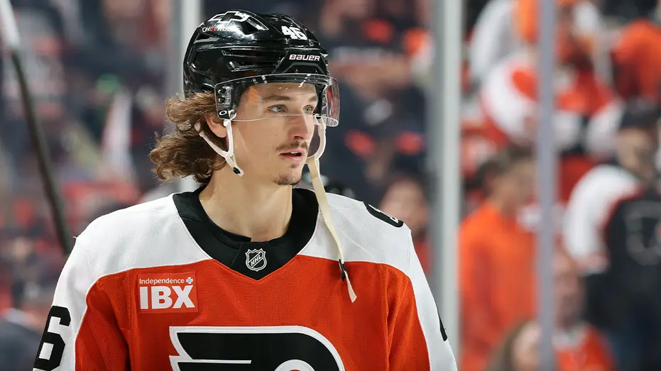 Trevor Zegras recebeu uma penalidade por atraso de jogo na partida entre Philadelphia Flyers e Boston Bruins. A infraçã…