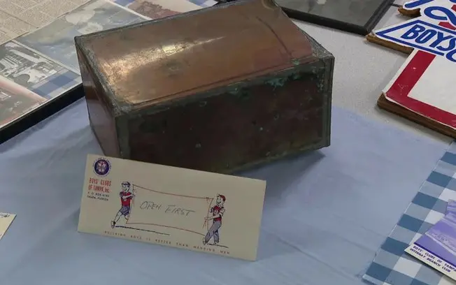 Em Tampa, Flórida, uma cápsula do tempo de 1962 foi aberta após 64 anos. Lá dentro, acharam fotos, documentos e um tele…