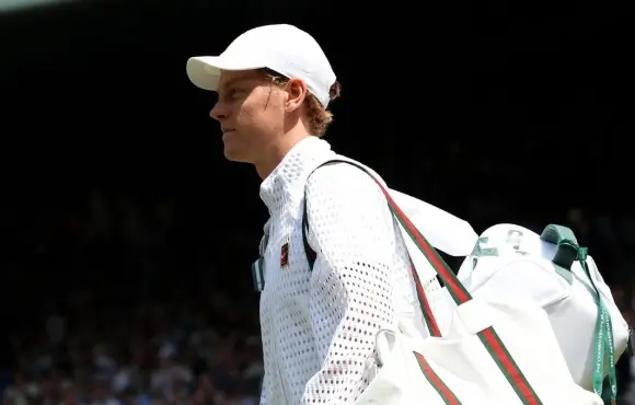Sinner não vai jogar o ATP 500 de Pequim por conta de lesão no joelho. Isso pode deixar Zverev mais perto da liderança.…