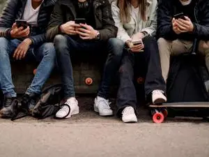 Lilian Cintra de Melo aponta os riscos dos companheiros de IA para crianças e adolescentes. É importante ter cuidado po…