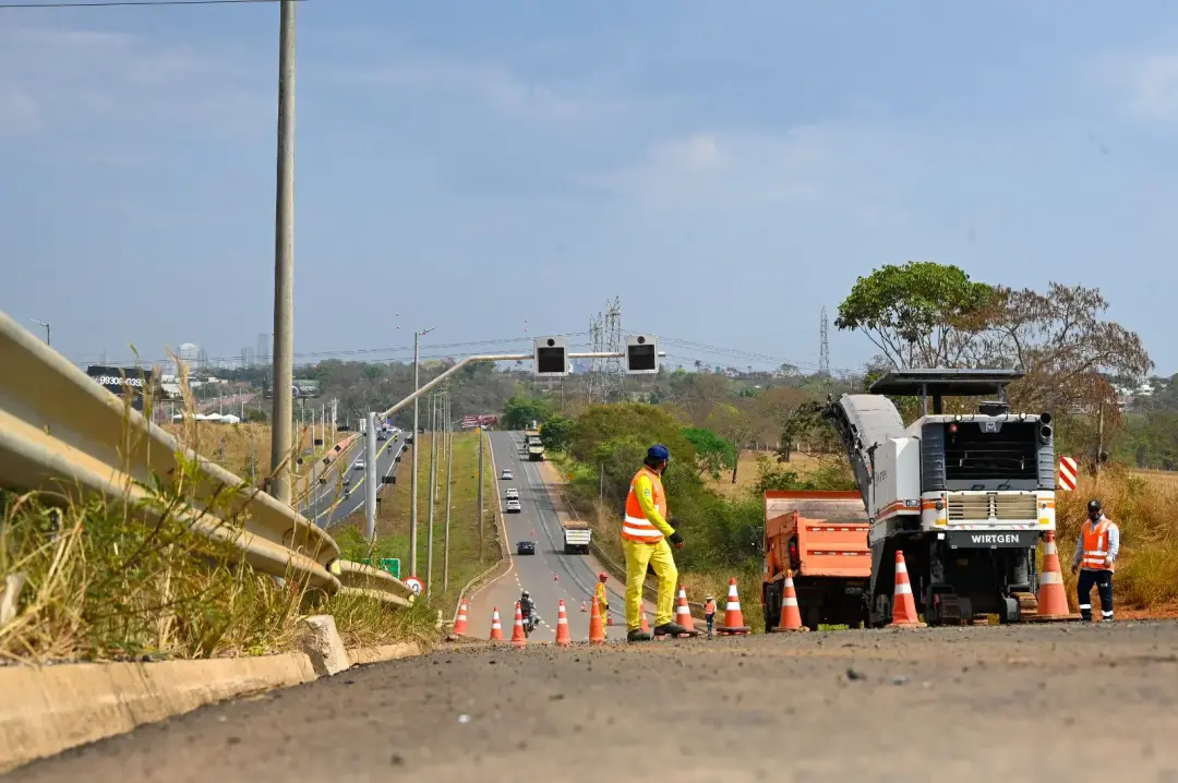 190 quilômetros de obras em rodovias de Goiás, com pavimentação e duplicação previstas. Isso deve aumentar o tempo de d…