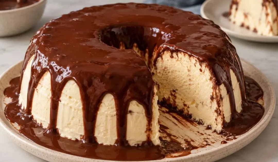 Bolo de sorvete com calda de chocolate feito com leite condensado e gemas, montado em forma de pudim e levado ao congel…