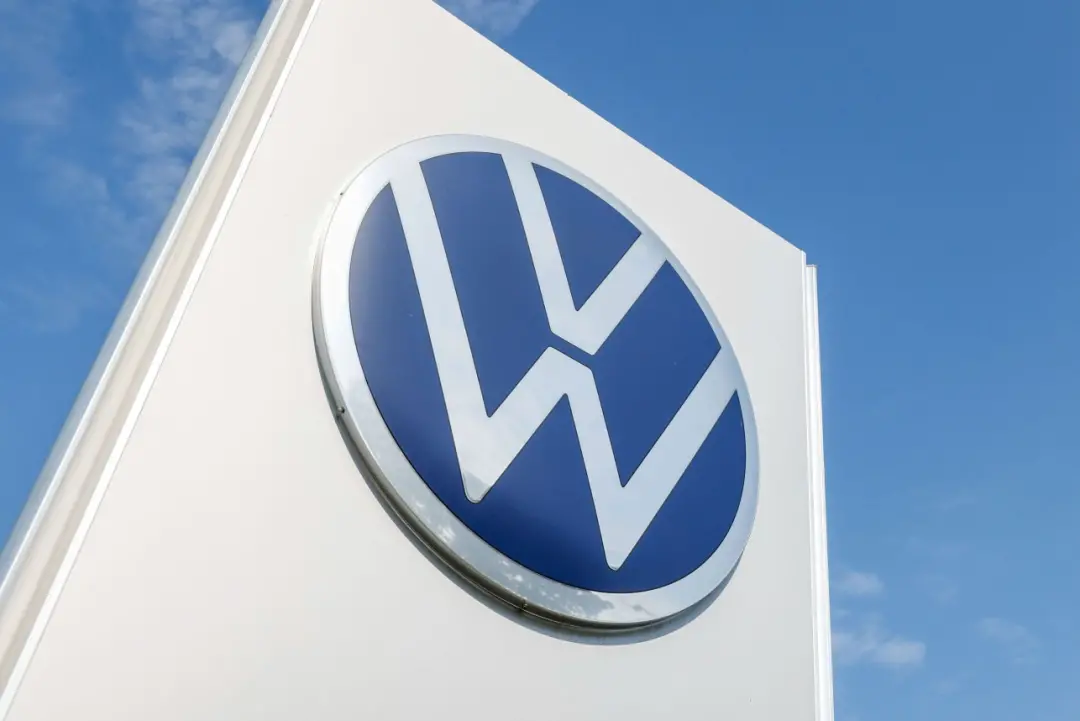 2,8 milhões de veículos VW e Audi no recall mundial por risco de falha na direção devido à corrosão de parafusos. Um te…