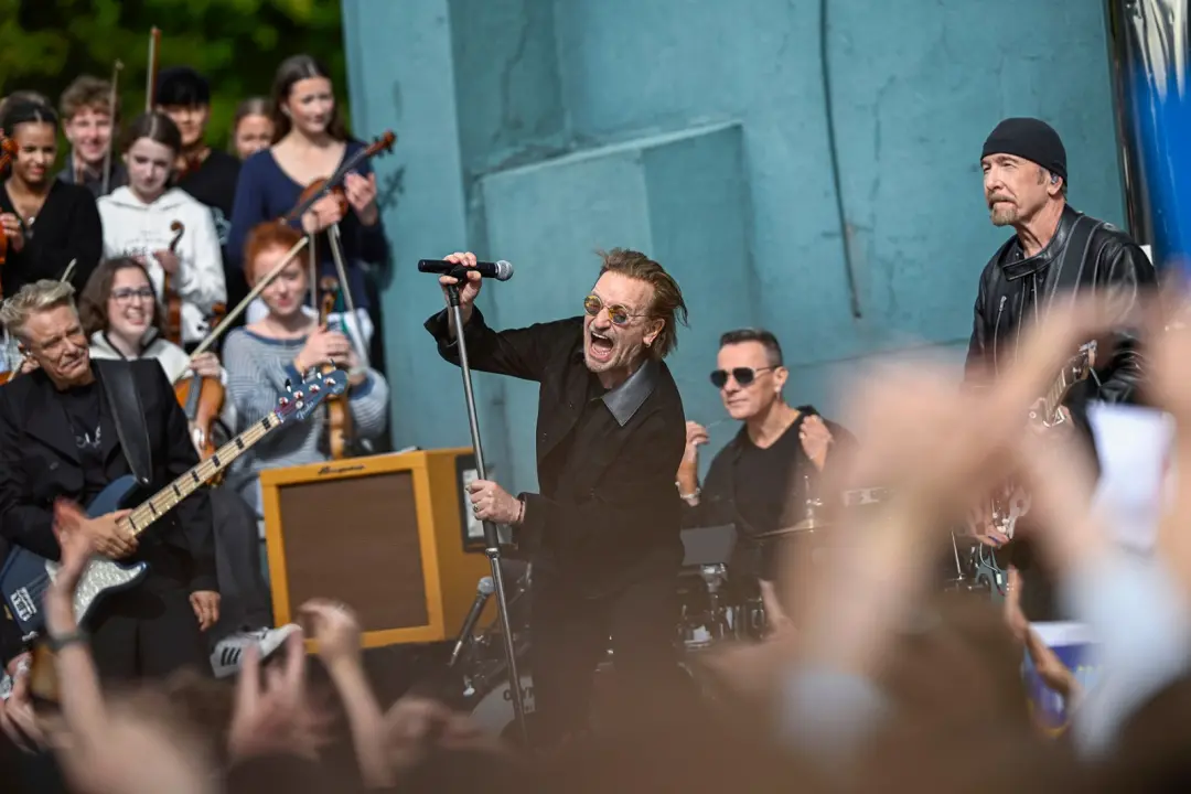 U2 voltou a tocar na escola antiga de Dublin, Irlanda, após anunciar o álbum Carnaval De Luz. É legal ver essas bandas …