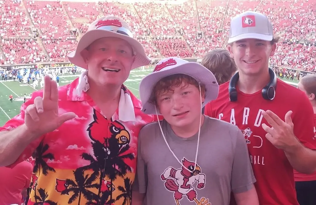 Lincoln Kienholz, quarterback de Louisville, teve uma atuação forte, anotando 307 jardas passadas e 3 touchdowns em um …