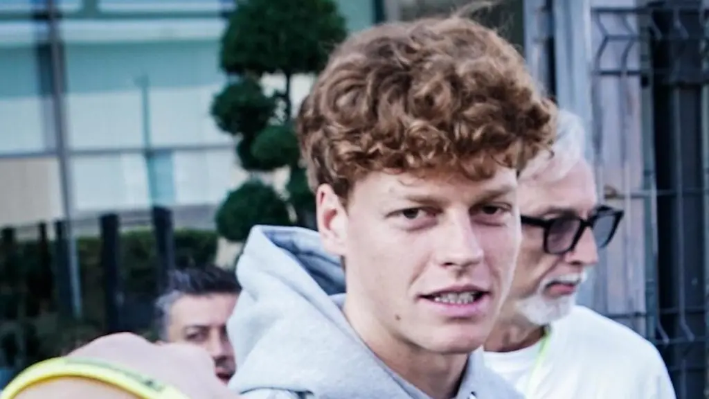 Jannik Sinner, número 1 do mundo, não joga em Pequim porque o joelho tá ruim. A diferença pro Zverev no ranking vai cai…