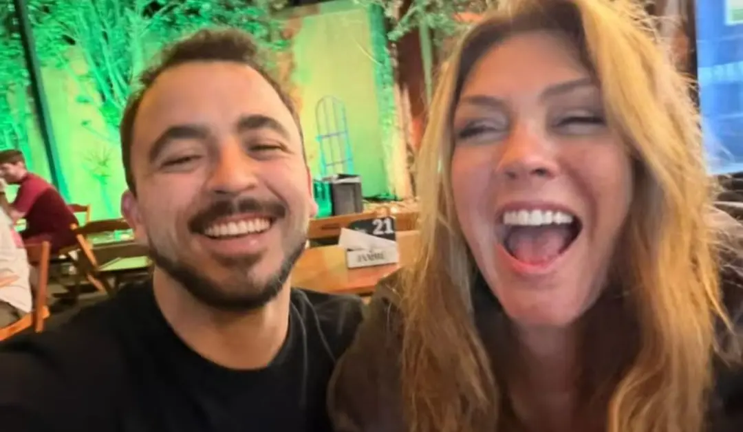 Simony declarou amor para Matheus Naro, desejando felicidade de aniversário para ele. O fato de ela agradecer a insistê…