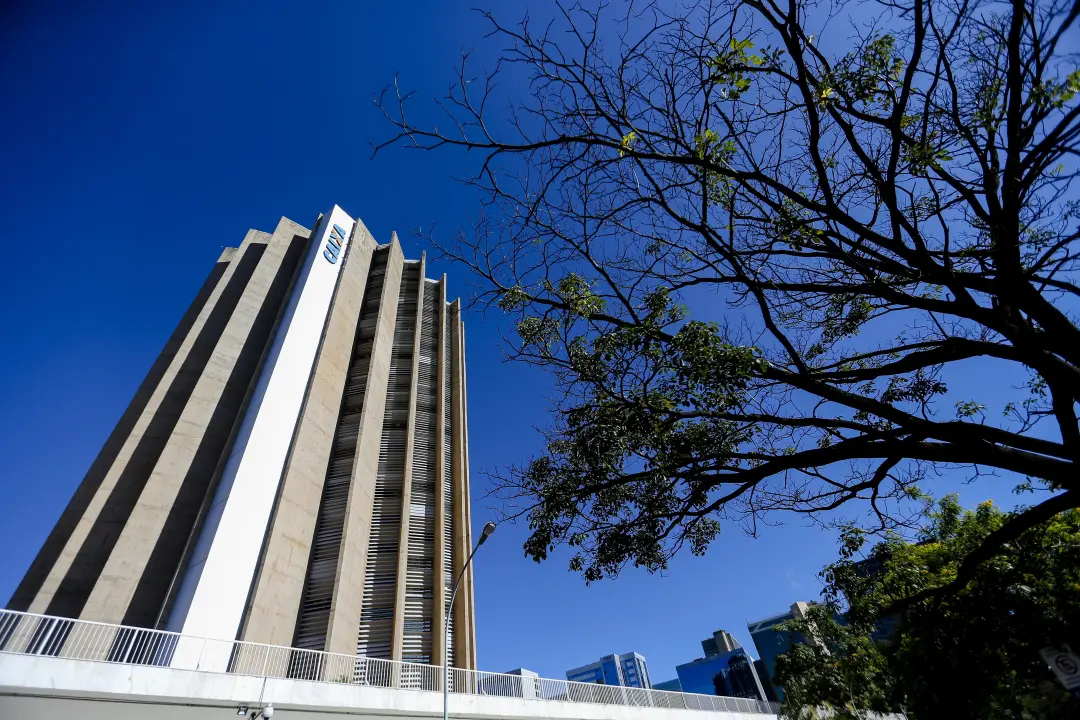 Confederações do trabalhadores da Caixa defendem o fim da greve antes do julgamento do TST na segunda. A paralisação já…
