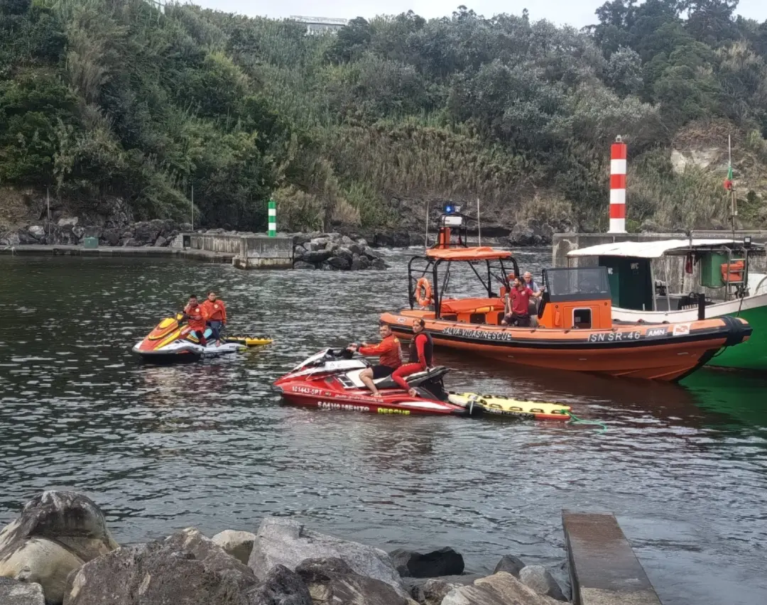 Acontecimento na Ribeira Grande, Açores, onde um pescador de 51 anos foi encontrado morto após cair da embarcação. Dois…