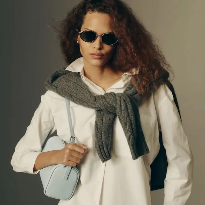 Jason Bolden traz o estilo luxuoso dos anos 90 para a Quince. Minimalismo, vestidos slip elegantes e cashmere. Isso tra…