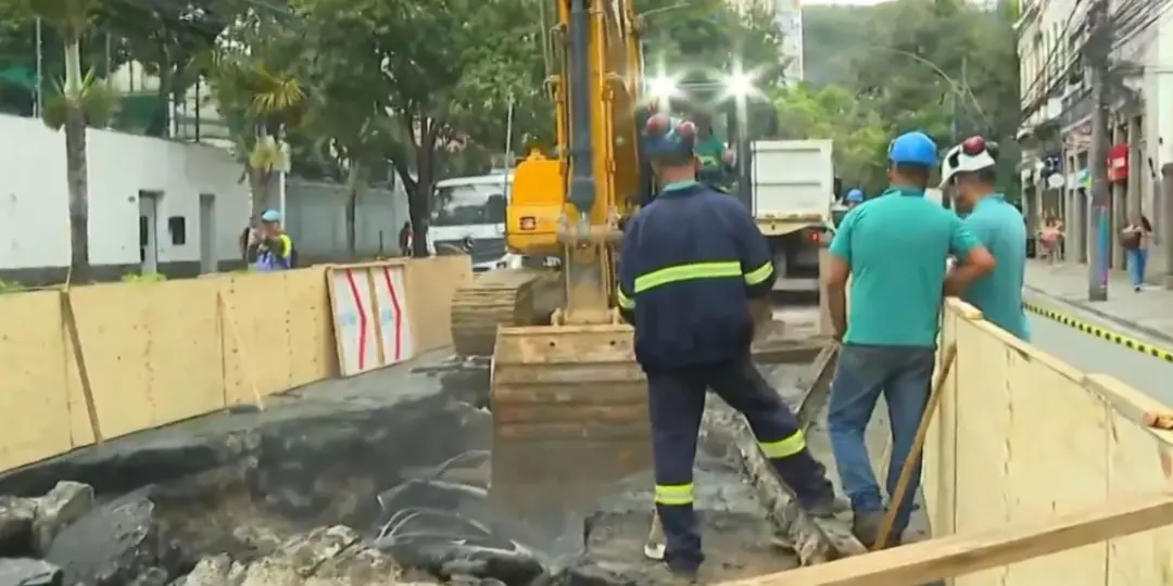 Rua das Laranjeiras tem parte interditada depois que o asfalto cedeu na altura do Hospital de Cardiologia. É complicado…