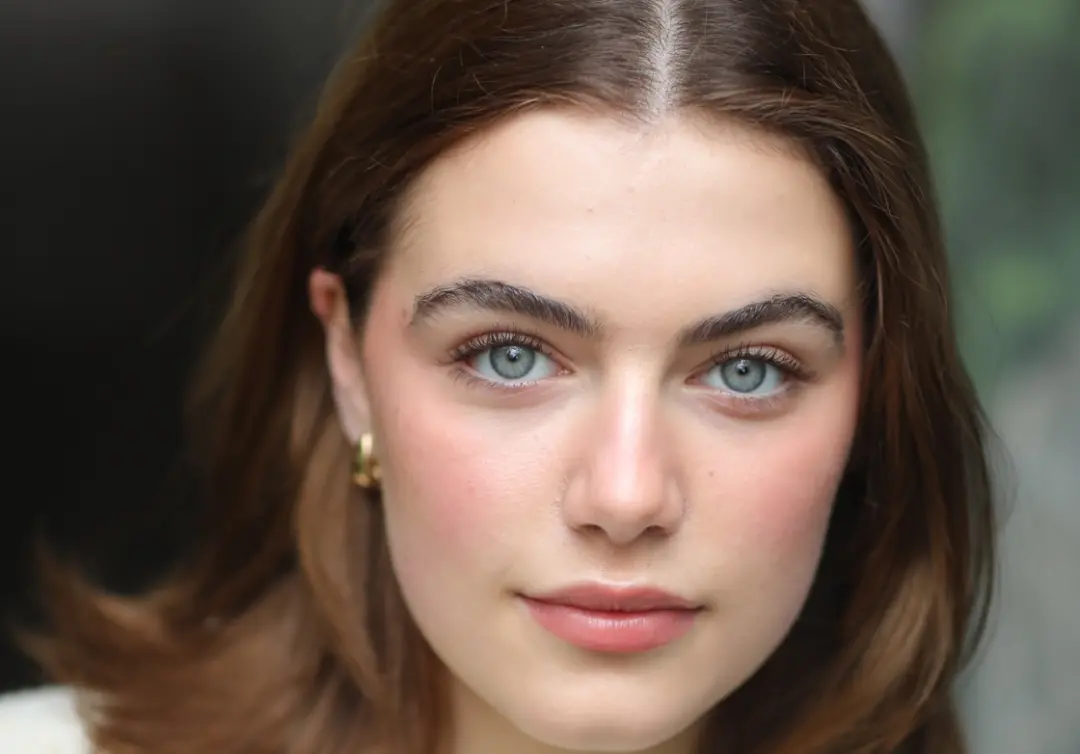Ella Bright, de Off Campus, vai estrelar Narcs, uma comedia juvenil da Sony, ao lado de Mason Thames. É um movimento in…