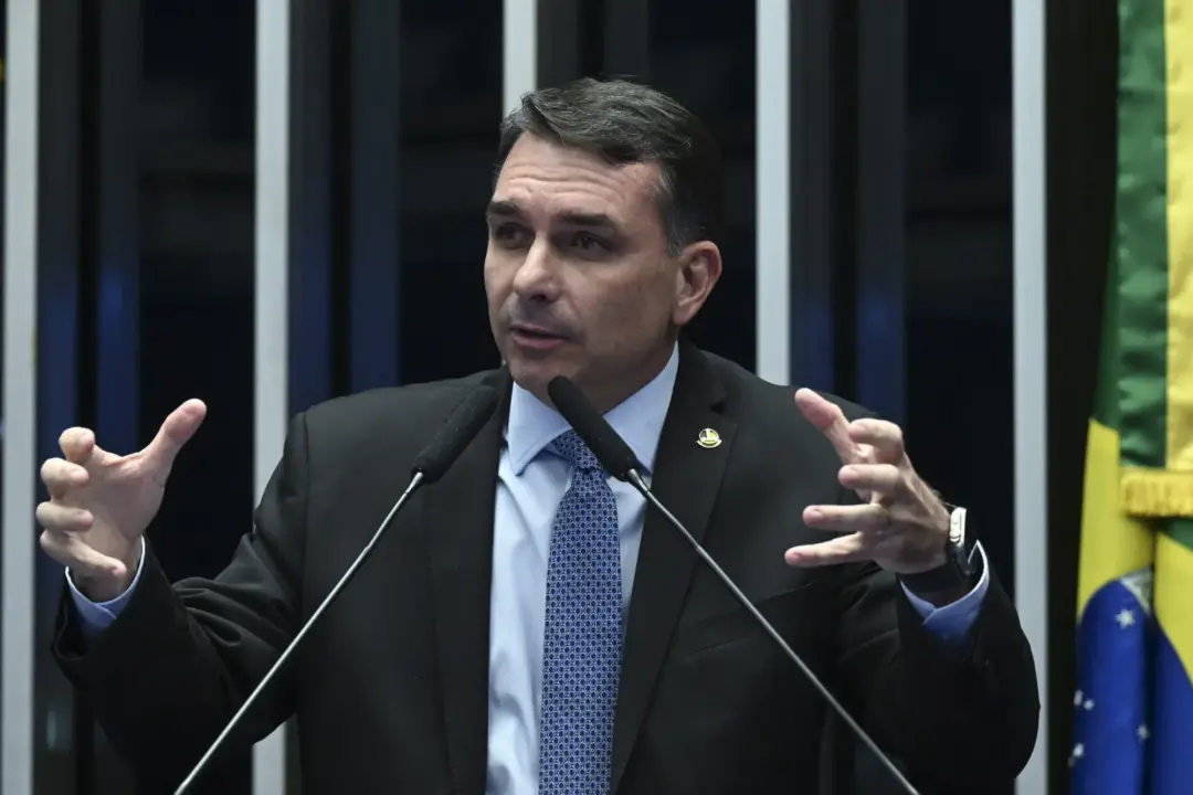 Flávio Bolsonaro negou intenção de retirar o título de Padroeira do Brasil, Nossa Senhora Aparecida. Ele disse que não …