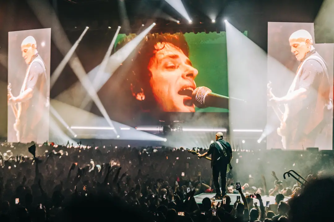 12 mil pessoas na Movistar Arena de Madrid vivenciaram o concerto de Soda Stereo com holograma. A noite parece ter sido…
