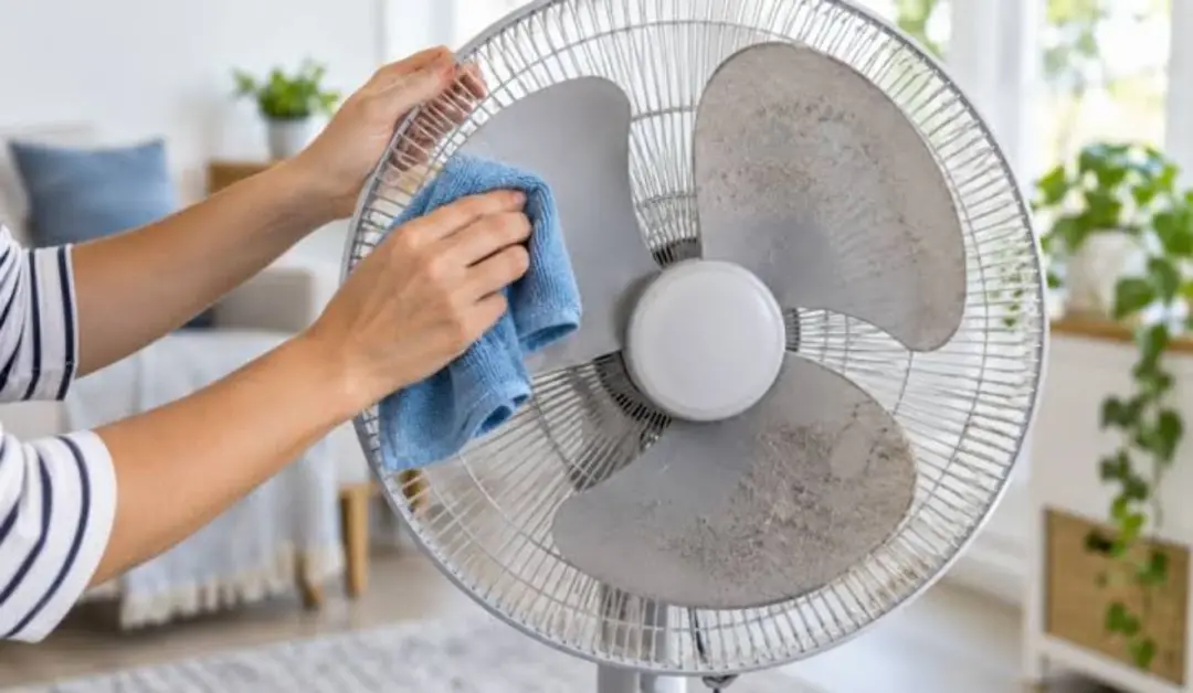 Ventilador cheio de poeira é comum, e um truque com saco plástico e vinagre pode ajudar a limpar sem desmontar. Acho im…