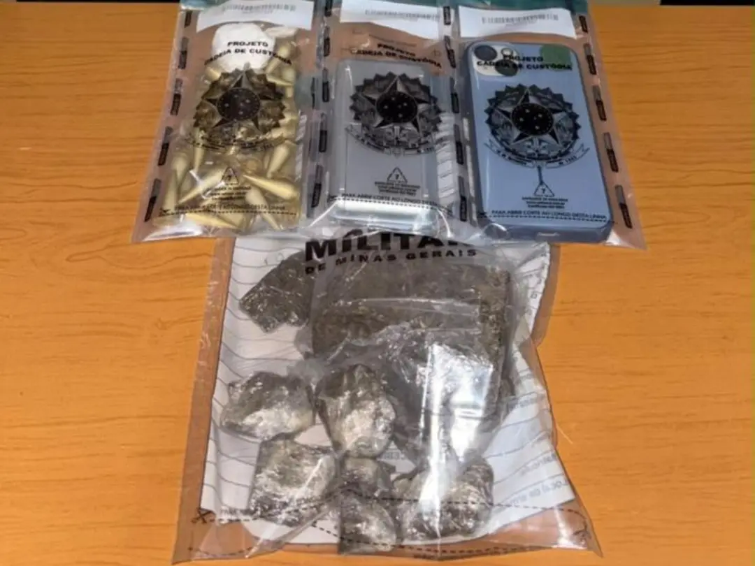 Sete tabletes de maconha e 40 pinos de cocaína foram encontrados na casa de um foragido por latrocínio em São João Evan…