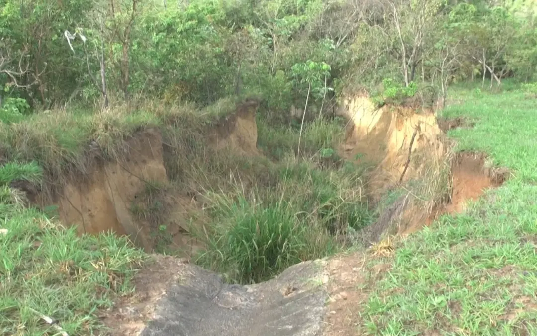 Cratera de sete metros de profundidade às margens da Rodovia Abrão Assed, em Cajuru, preocupa quem passa pelo km 3. Ero…