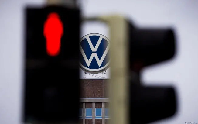 2,8 milhões de carros da VW e Audi vão passar por recall mundial. O defeito no parafuso da direção, que pode quebrar po…