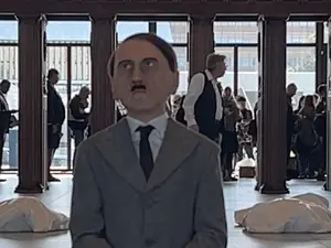 Berlim viu polêmica com escultura que tinha rosto de Hitler em exposição. Não entendo o valor artístico de algo assim, …