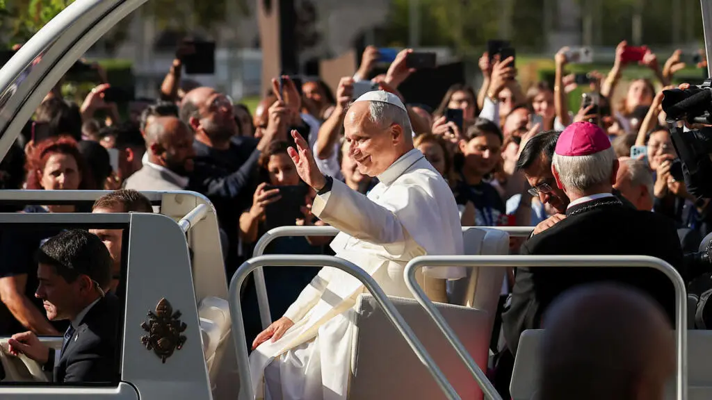 Pope Leo XIV passou em Paris no popemobile indo para a Catedral de Notre-Dame. O foco dele tem sido transumanismo e os …