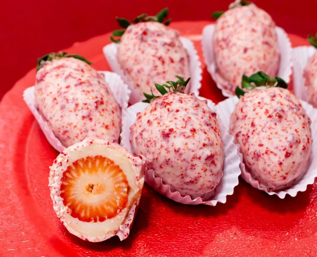 Lecadô lança o Morango Cravejado por R$ 18,90, seguindo a onda das confeitarias. Eu acho interessante como a agilidade …