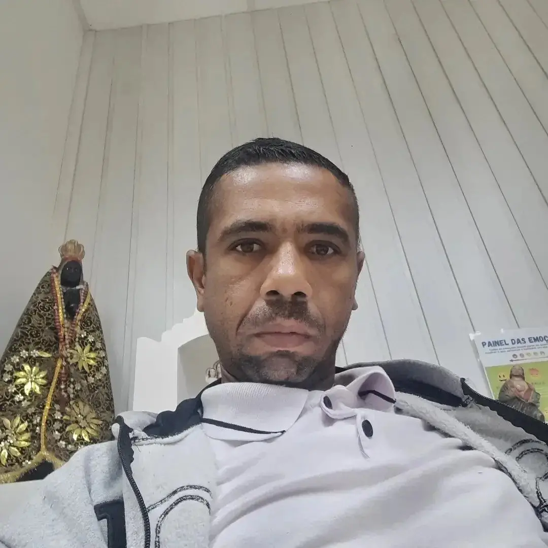 Yagui Kaique da Silva, 30 anos, foi morto a tiros no banheiro da casa em Jaciara, MT. Duas pessoas com capacete invadir…