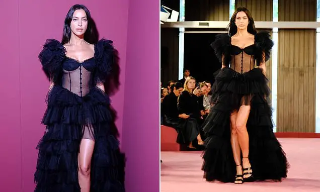 Irina Shayk usou um corset semi transparente com saia em camadas mostrando as pernas no desfile da Blumarine em Milão F…