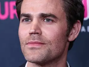 Paul Wesley falou sobre as diferenças ao gravar Vampire Diaries e Star Trek. Essas experiências mostram como o tom de c…