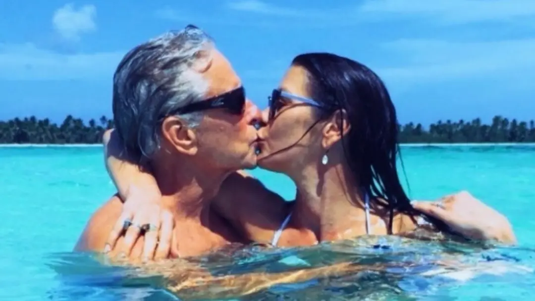 Catherine Zeta-Jones e Michael Douglas trocando um beijo apaixonado no oceano para comemorar os aniversários, 57 e 82 a…