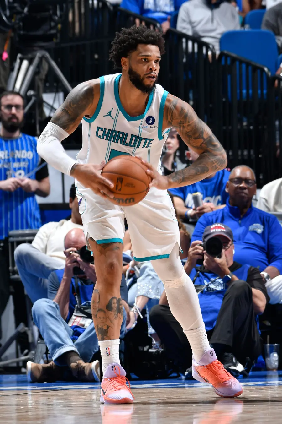 Miles Bridges entra no Phoenix Suns, um jogador de 28 anos que chega com muita habilidade, mas também com peso do passa…