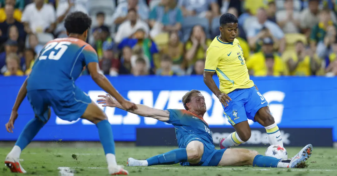 Empate por 1 a 1 com a Austrália no teste mostrou que o 4-2-4 não conecta os setores. Ter posse de bola em 65% não bast…