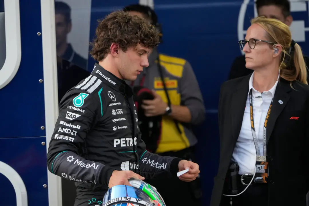 Kimi Antonelli bateu no muro na curva 1 de Bakú durante a cronometrada, e saiu fora da disputa pela pole. Esse deslize …