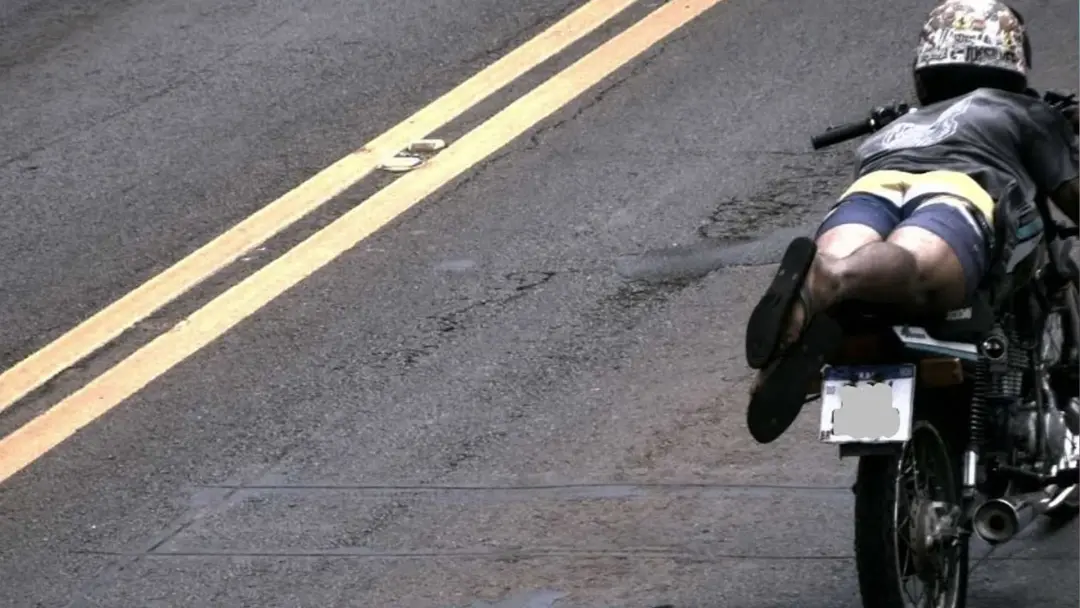 109 km/h e malabarismo na BR-153, em Nova Granada, SP. A PRF abriu processo para suspender a CNH do motociclista por ex…