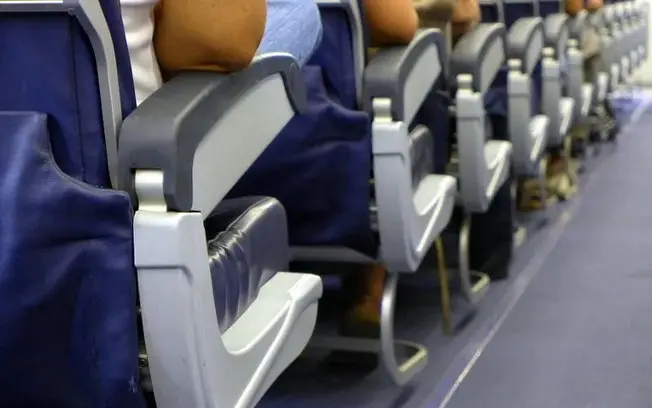 Seis meses de suspensão e multa de R$ 17,5 mil depois de expor genitália e urinar na galley de um voo Azul entre Belém …