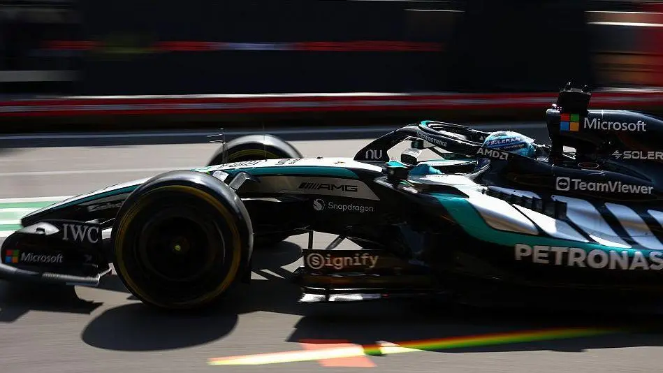 Russell pole em Baku, superando Leclerc por 0.837 segundos, enquanto Antonelli, líder do campeonato, bateu na primeira …
