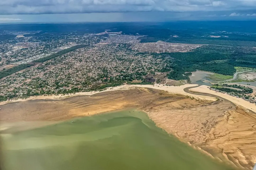 Santarém completa mais de dois meses sem chuva, e o Tapajós caiu 3,63 metros desde julho. A seca constante mostra o qua…