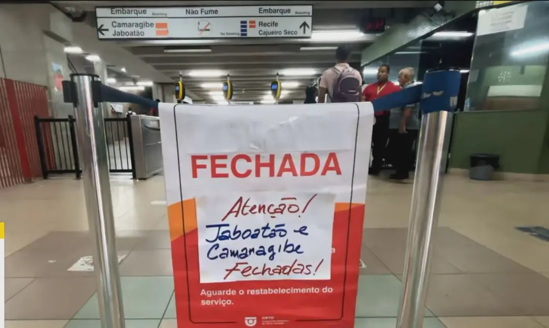 Linha Centro do Metrô do Recife ficou parada por três horas e meia na manhã desta sexta. A queda de uma árvore na rede …