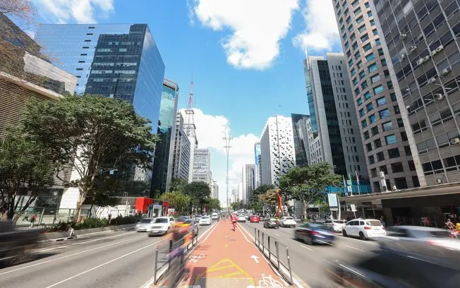 São Paulo volta a ter sol e máxima de 27 graus nesta sexta depois de uma semana chuvosa. A volta do sol ajuda a compens…