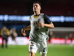 Enzo Díaz e Cédric podem permanecer no São Paulo mesmo com as rescisões emperradas. Essa situação mostra a fragilidade …