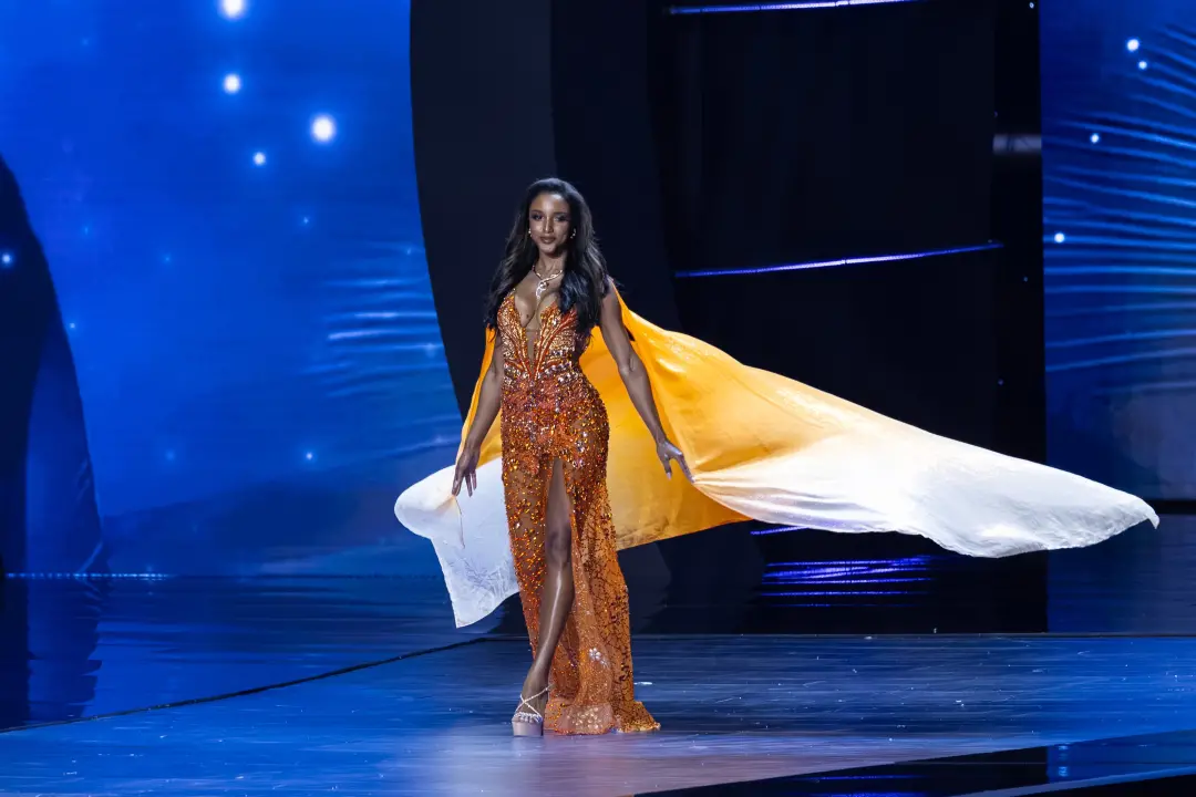 Gabrielle Henry, representante da Jamaica, moveu ação contra a Miss Universo depois de uma queda no concurso em Bangkok…