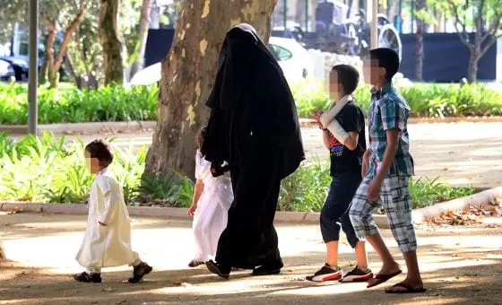 Lleida proíbe em espaços públicos elementos que ocultem totalmente o rosto, como burka ou niqab. Acho a medida interess…